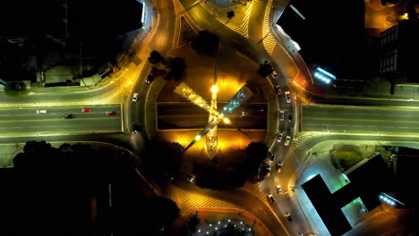 rotonda nocturna en la ciudad de goiânia, brasil