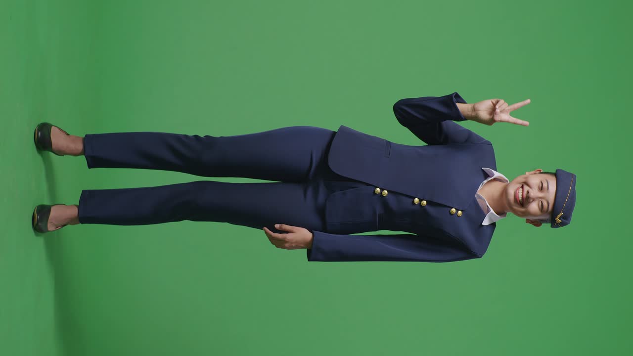 녹색 스크린에서 포즈를 취하는 승무원