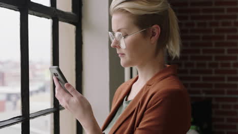 Mujer-De-Negocios-Caucásica-Con-Estilo-Usando-Un-Teléfono-Inteligente-En-Casa-Disfrutando-De-Una-Mañana-Relajada-Tomando-Café-Mirando-Mensajes-Mirando-Por-La-Ventana-Planificando-Con-Anticipación-Mensajes-De-Texto-En-Redes-De-Teléfonos-Móviles