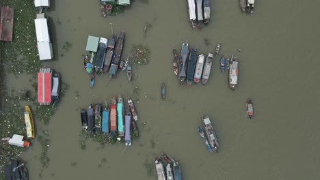 Vietnamesische-Schwimmende-Marktboote-Auf-Mit-Müll-übersätem,-Schlammigem-Flusswasser