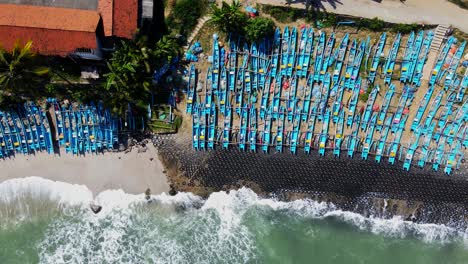 barcos de pesca de madera tirados en la orilla