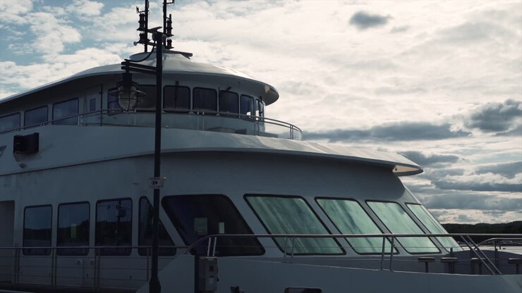 Barca Turistica Bianca Ormeggiata al Quai Macpherson Sul Lago Memphremagog a Magog, Quebec, Canada