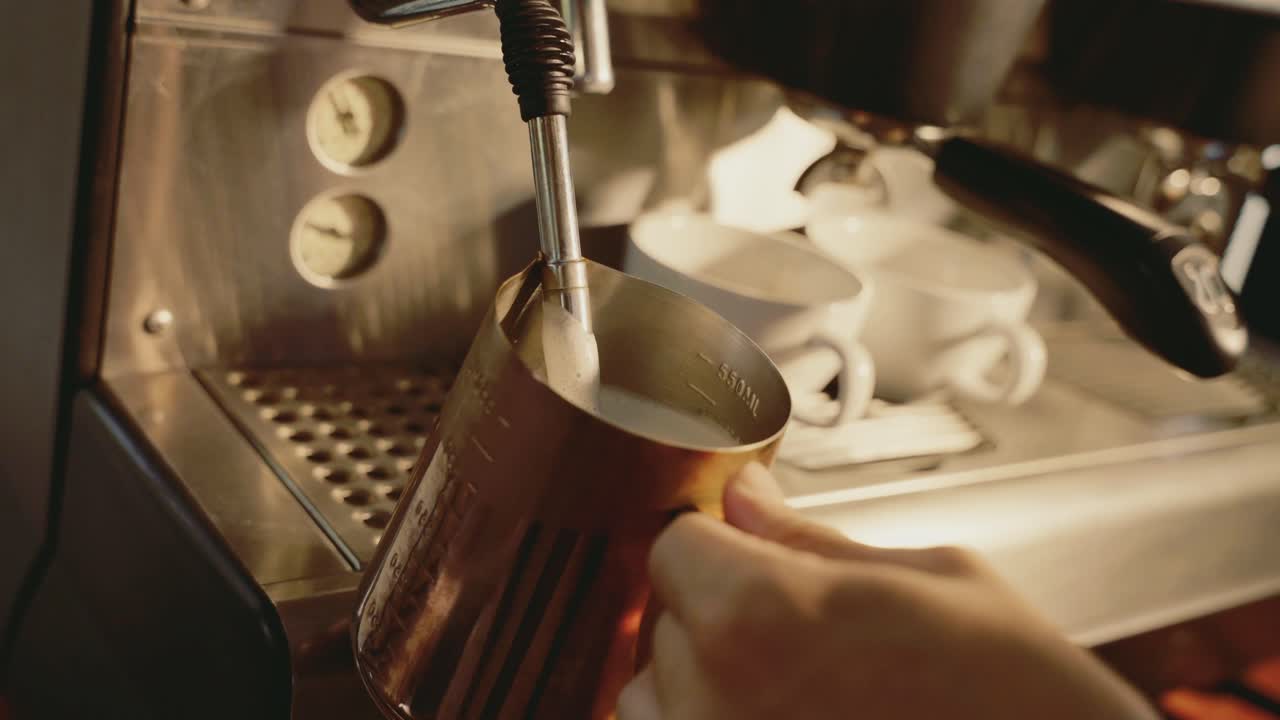 커피 머신에 있는 우유