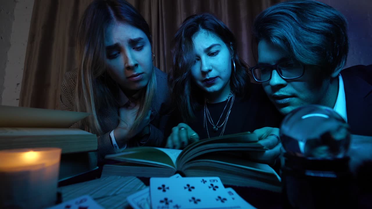 amigos leyendo cartas de tarot