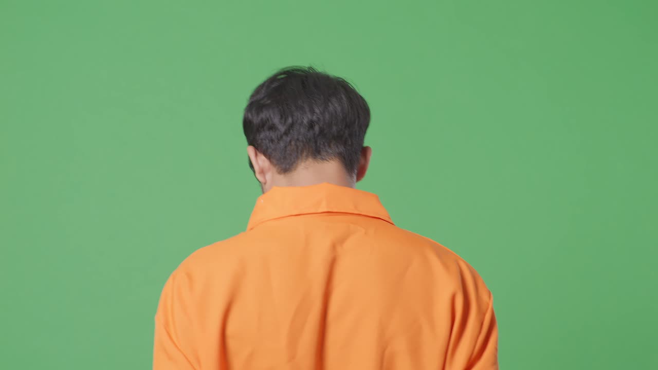 오렌지색 스웨터를 입은 남자, 뒷면, 초록색 스크린을 배경으로