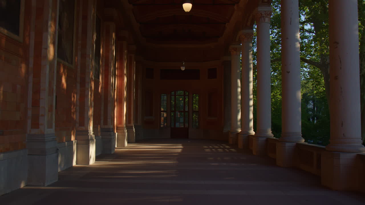 colonnada de trinkhalle, complejo de balnearios kurhaus en baden-baden, alemania