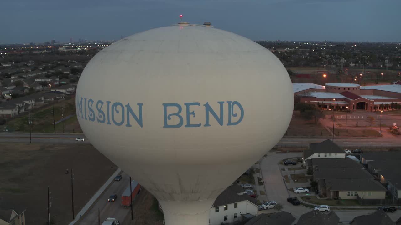 Riprese aeree fluide con drone del quartiere residenziale di Mission Bend nella zona ovest di Houston, Texas, che mostrano case suburbane e la disposizione della comunità alla luce del giorno. Adatto per progetti immobiliari