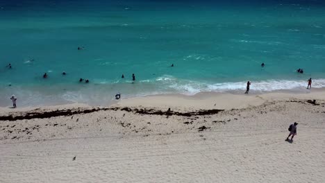 Menschen,-Die-Mittags-Im-Karibischen-Meer-Schwimmen,-Und-Wellen,-Die-An-Der-Küste-Krachen