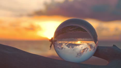 bola de cristal en la madera en el dulce atardecer.
