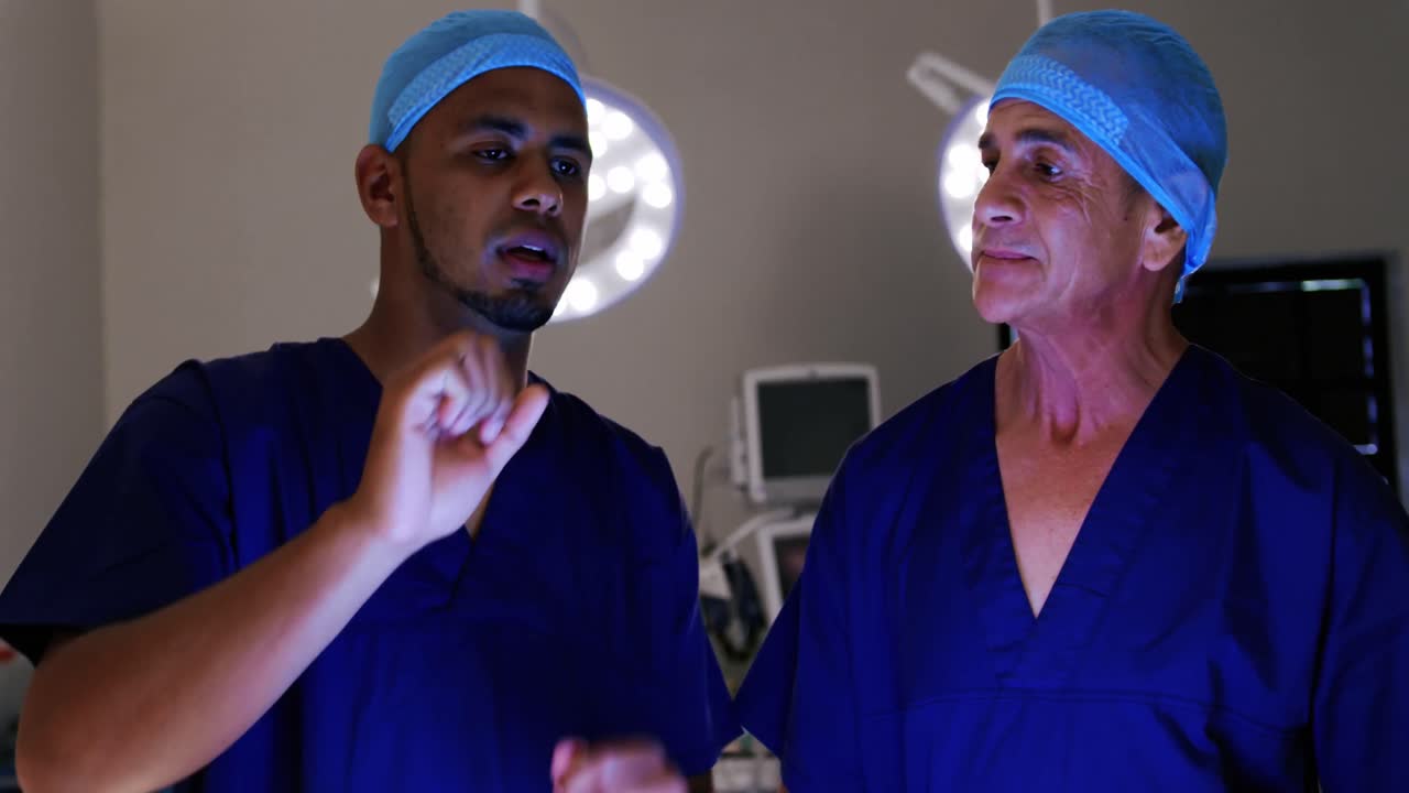 médicos interactuando entre sí 4k