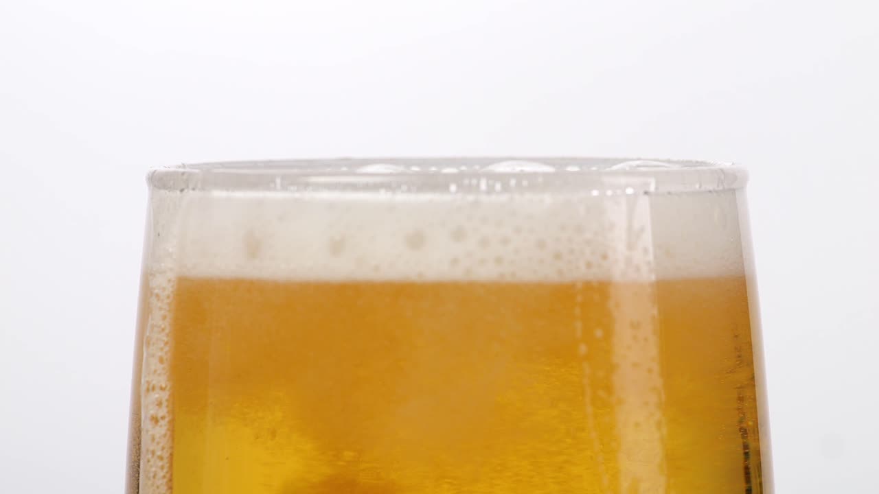 un vaso de cerveza fría