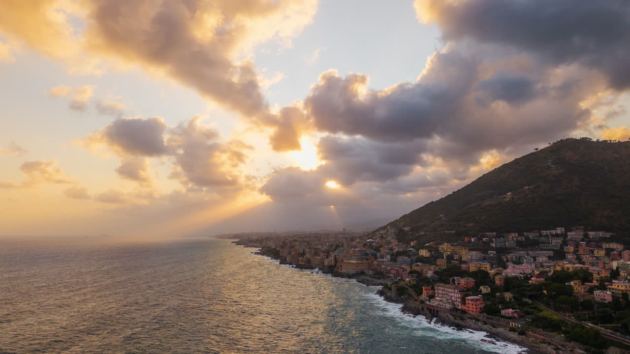 Timelapse di nuvole dorate al tramonto che si muovono su una città costiera e sul mare, Genova, Italia, vibrazioni di natura e oceano.
