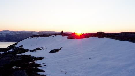 Malerische-Sonne-Bei-Sonnenaufgang,-Die-Im-Winter-über-Dem-Gipfel-Des-Schneebedeckten-Berges-In-Blaheia,-Norwegen-Scheint