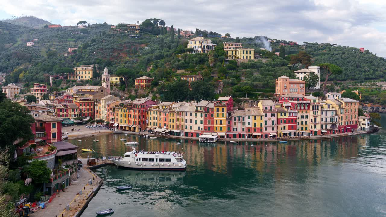 Turisti che si imbarcano su uno yacht da crociera nel porto di Portofino, timelapse