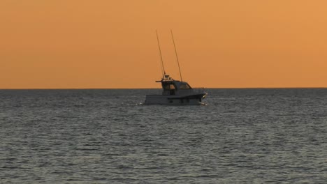 Barco-A-Motor-En-Mar-Tranquilo-Navegando-Hasta-El-Horizonte-Al-Amanecer