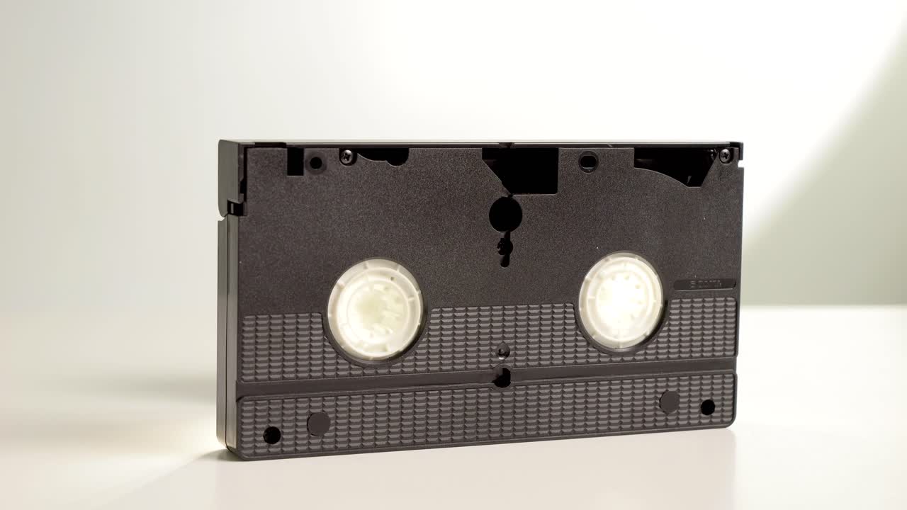 un viejo cassette de vhs negro con grabaciones familiares