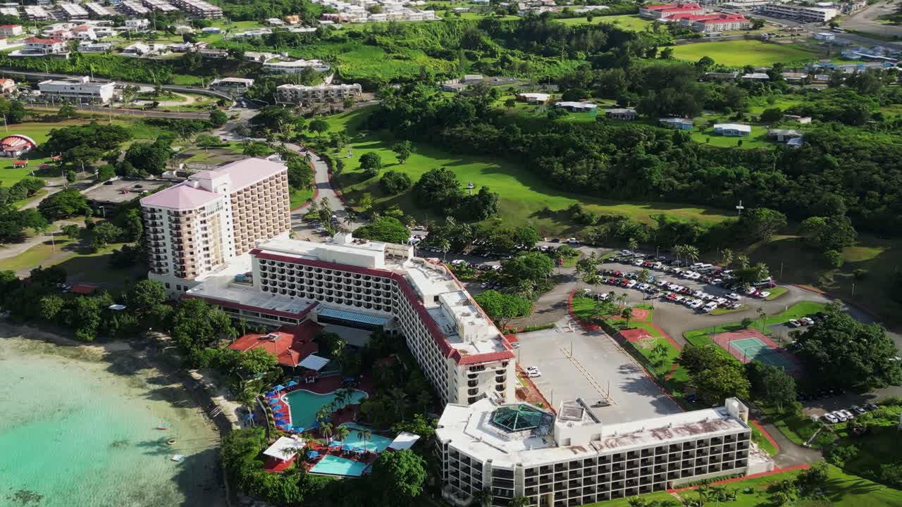 해변 에 있는 열대 휴양지 의 공중 사진