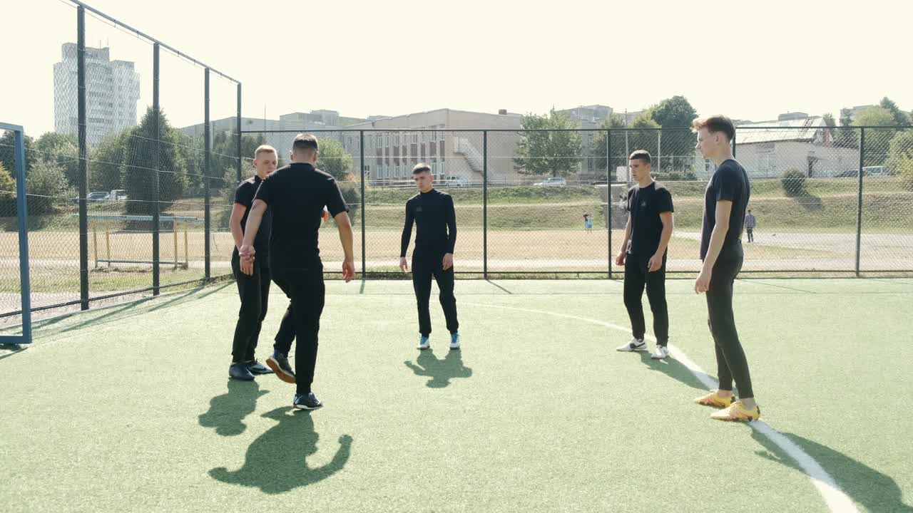 젊은 축구 선수 들 이 경기장 에서 축구 를 훈련 시키고 있다