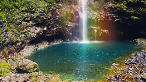 arco iris mágico desde una cascada escondida en una montaña -animación