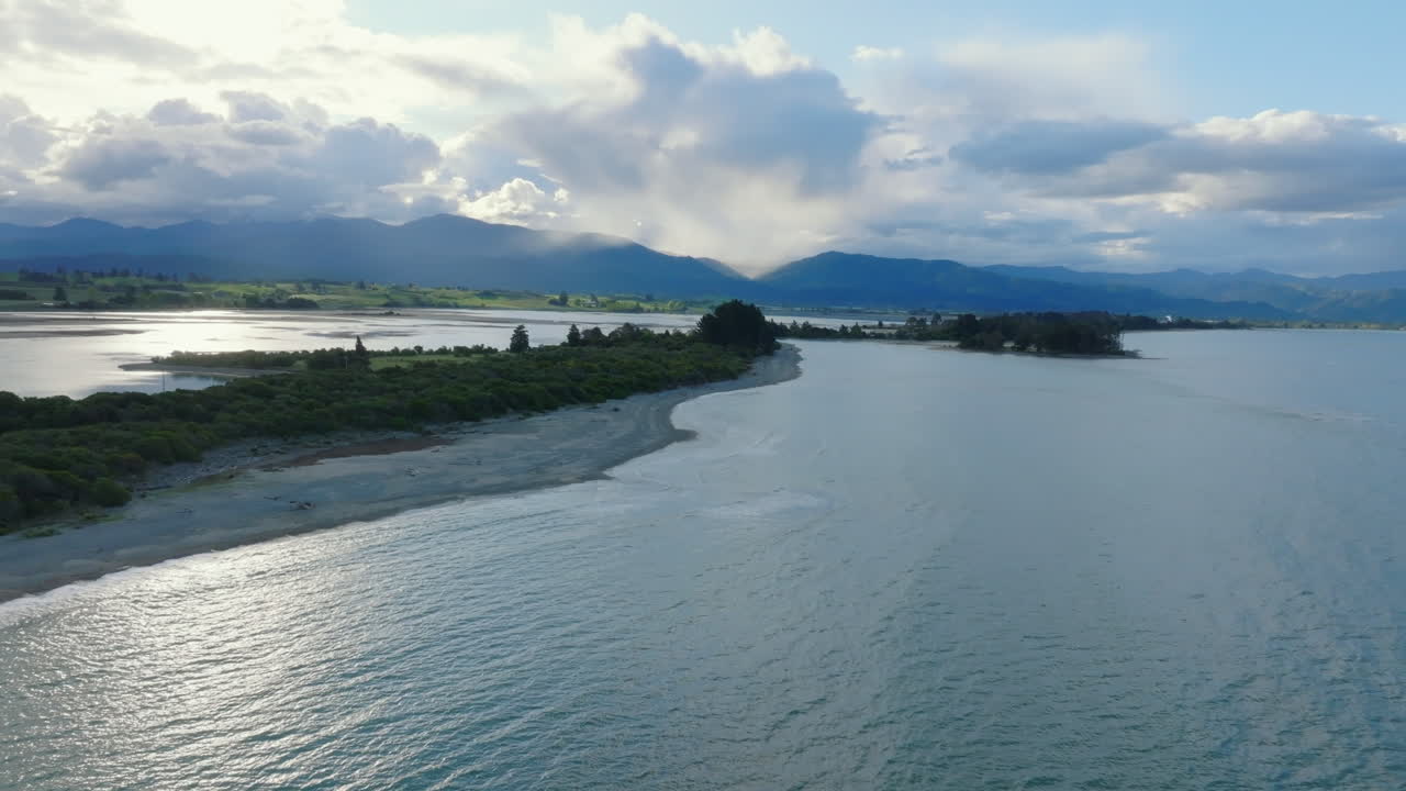 뉴질랜드 모토에카 근처의 타스만 지방의 해안선을 날아다니는 드론