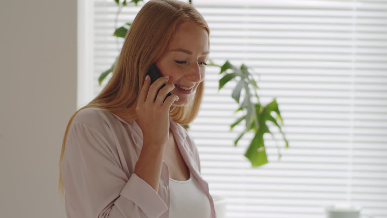 집에서 전화로 얘기하는 여자