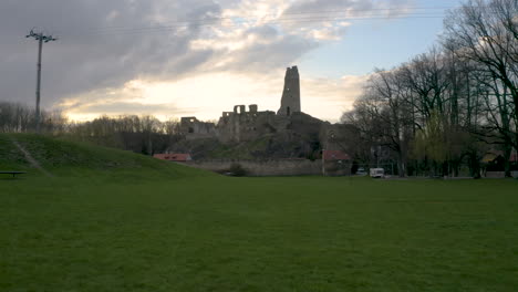 ruinas del castillo okoř,chequia,más allá de un parque de hierba,nublado atardecer,zoom