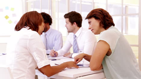 equipo de negocios teniendo una reunión