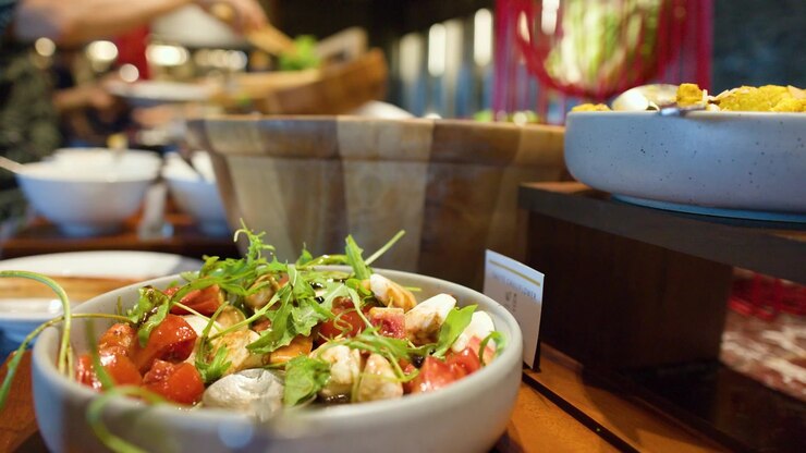 Frisk Caprese salat serveret ved en hotelbuffet