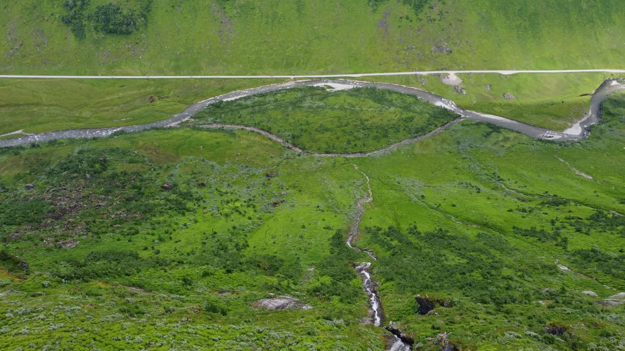 perspectiva aérea única del exuberante valle verde profundo con el río y la carretera como líneas principales - carretera 13 de vikafjell en sogn a myrkdalen y voss noruega occidental - vista aérea hacia el valle