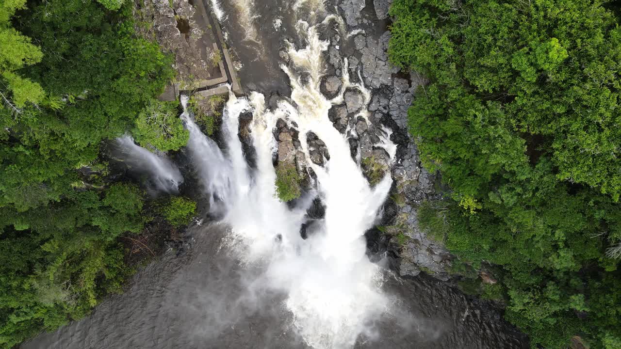 imágenes de drones frente a las cataratas del niágara en la isla de la reunión