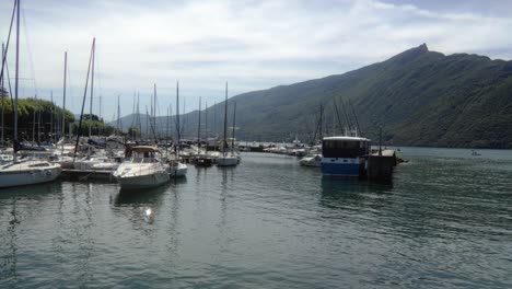 Lanchas-A-Motor-Atracadas-En-Aix-Les-Bains-Francia-Lapso-De-Tiempo-Fondo-De-Montaña-Dent-Du-Chat,-Escenario-De-Aguas-Tranquilas,-Lago-Bourget-En-Saboya,-Este-De-Francia