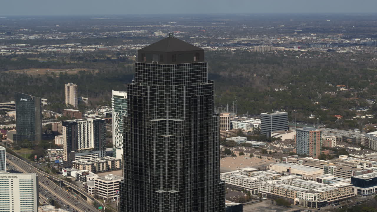 vista de drones en 4k de la torre williams y el área del centro comercial galleria en houston