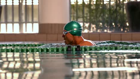 Nadador-En-Forma-Haciendo-Brazada-De-Pecho-En-La-Piscina.