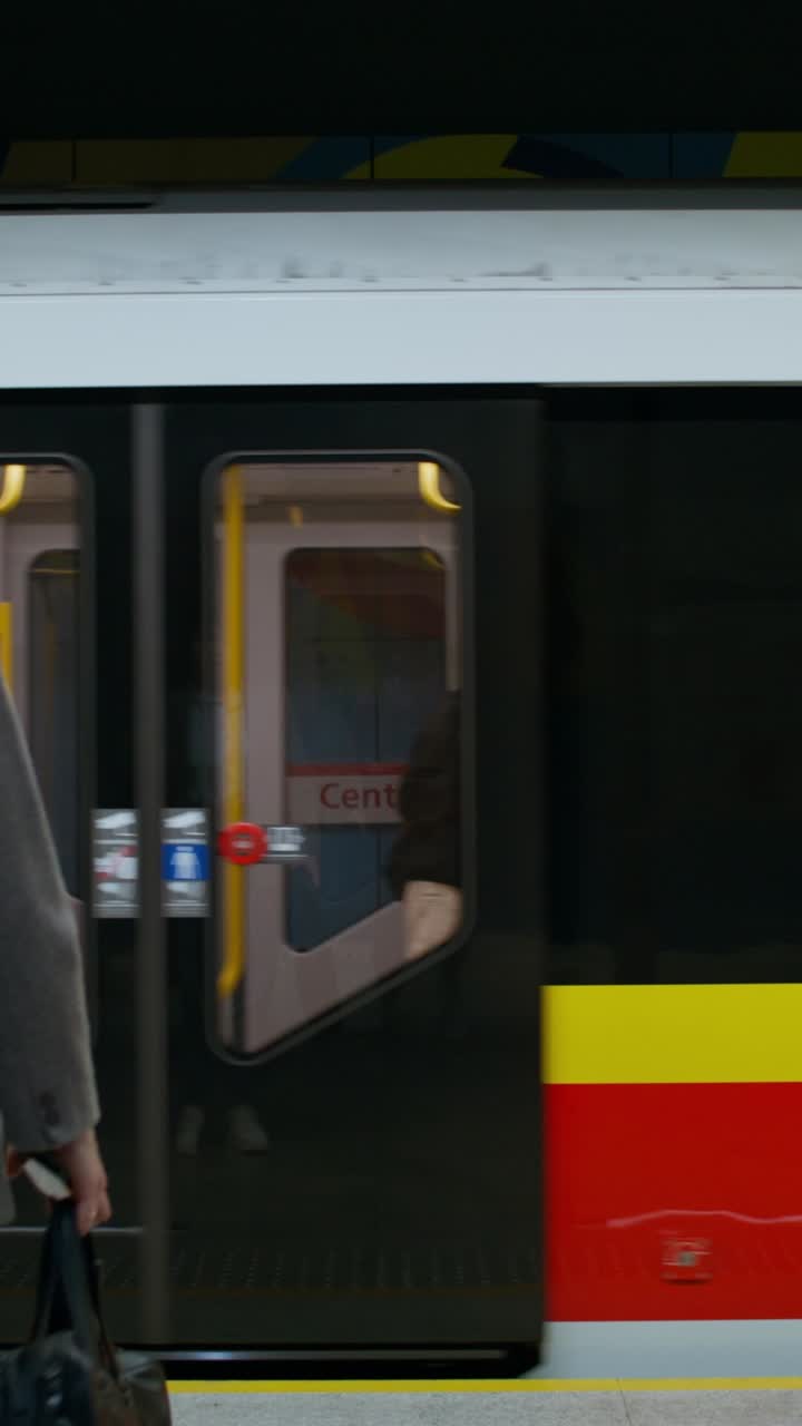 지하철 플랫폼과 열차