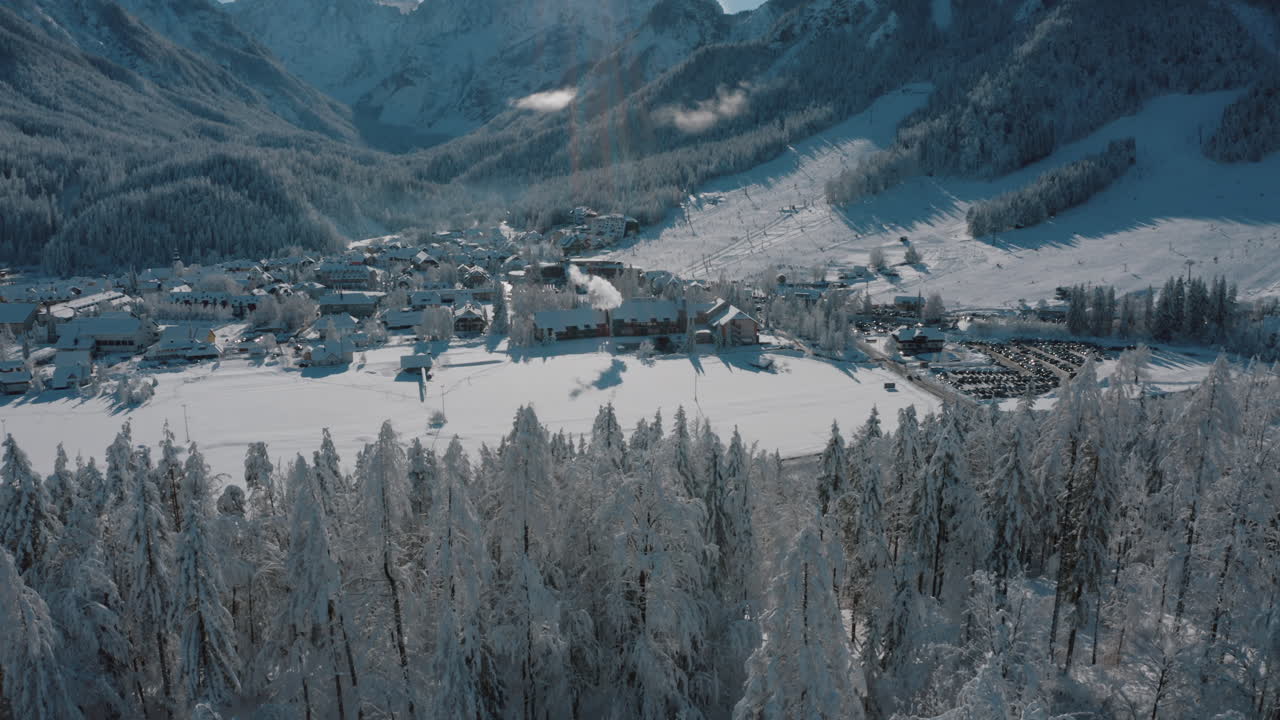 pueblo alpino nevado