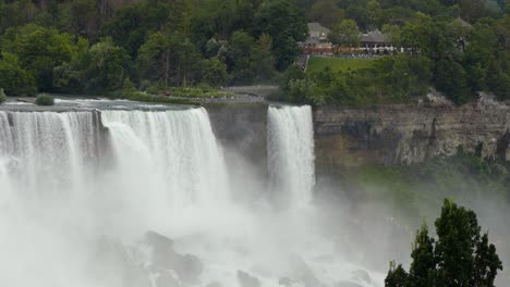 Vista-Del-Paisaje-De-Las-Cataratas-Del-Niágara,-Agua-Poderosa-Que-Fluye-Por-La-Cascada-Creando-Vapor,-En-Un-Día-De-Mal-Humor