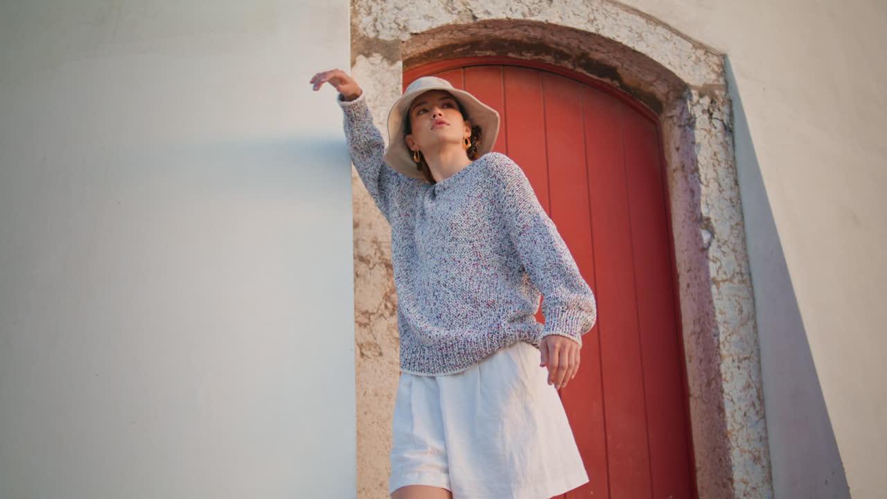 chica casual posando puerta en las vacaciones de verano. mujer relajada despreocupada al aire libre