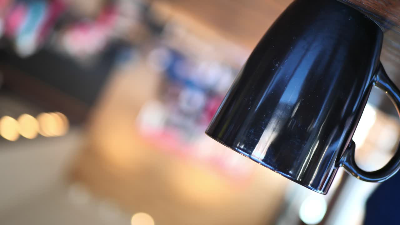 clip tomado en la cafetería café de un negro