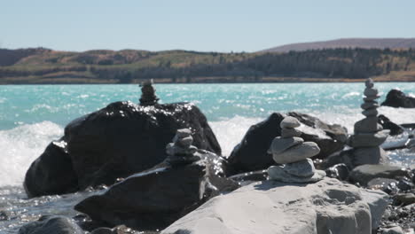 des rochers artistiques habilement disposés le long du littoral serein alors que les vagues scintillent un jour ensoleillé