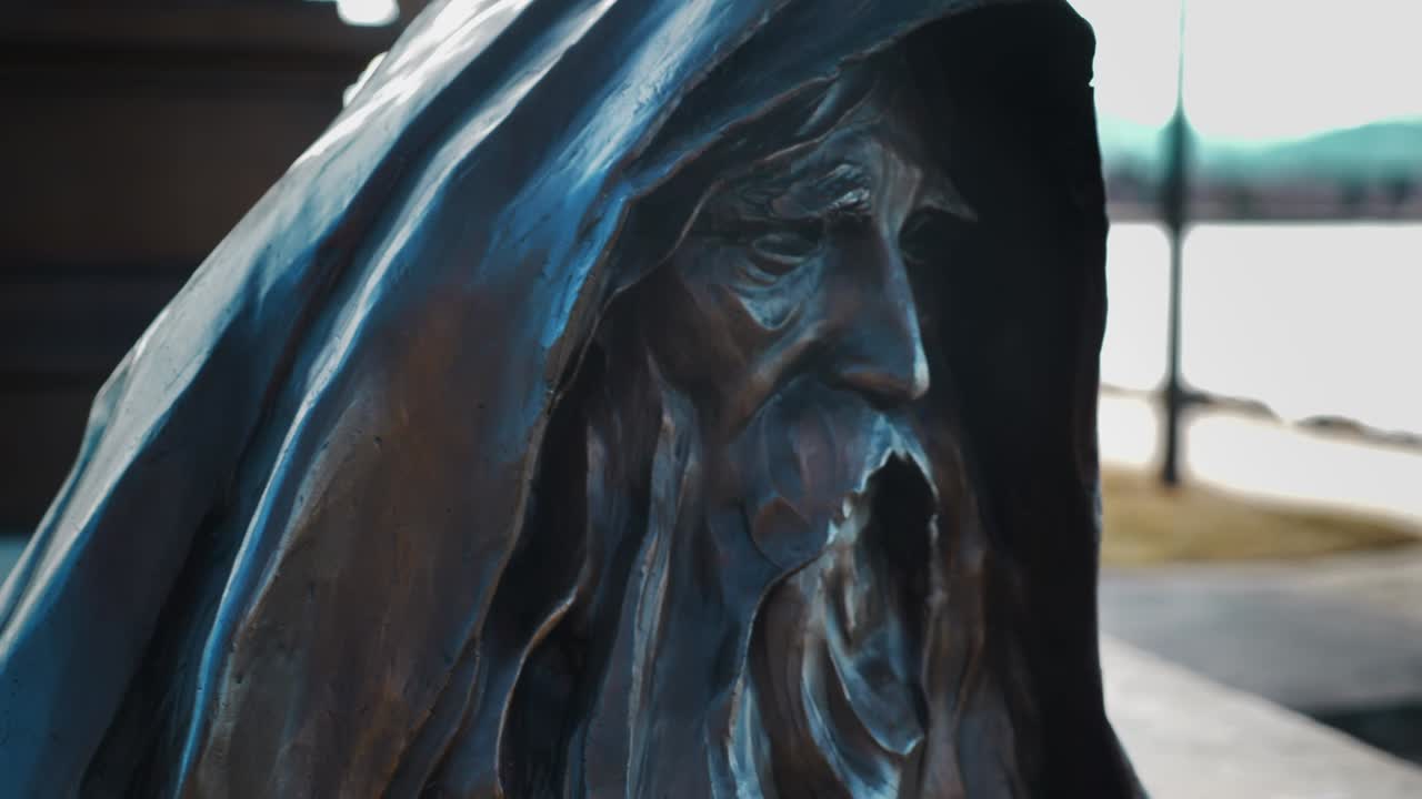 una toma de cardán suave de una estatua