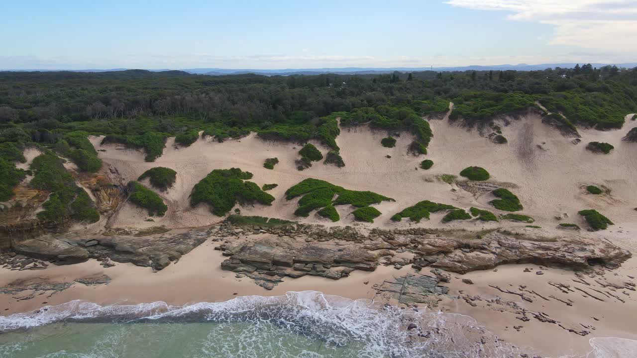 Spiaggia di ciottoli a Norah Head - Bellissima spiaggia pulita con dune di sabbia