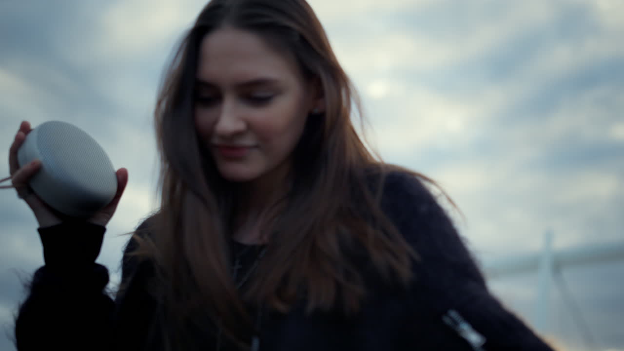 mujer sonriente bailando en la calle