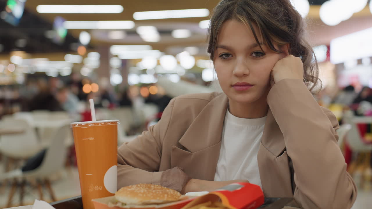 seguridad en el estilo adolescente, joven que muestra seguridad y autoestima con estilo en un entorno público, adolescente que demuestra una actitud segura y a la moda en la zona de restauración