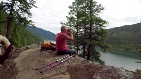 mujer madura mirando a través del binocular 4k