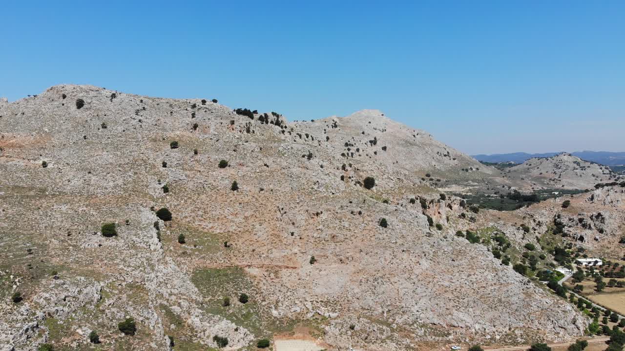 disparo de un dron en las montañas de rodas, grecia