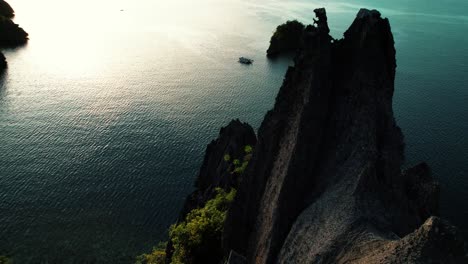 4K-Filmdrohnenkreise-In-Der-Nähe-Des-Scharfen-Karstgipfels-In-Palawan,-Philippinen