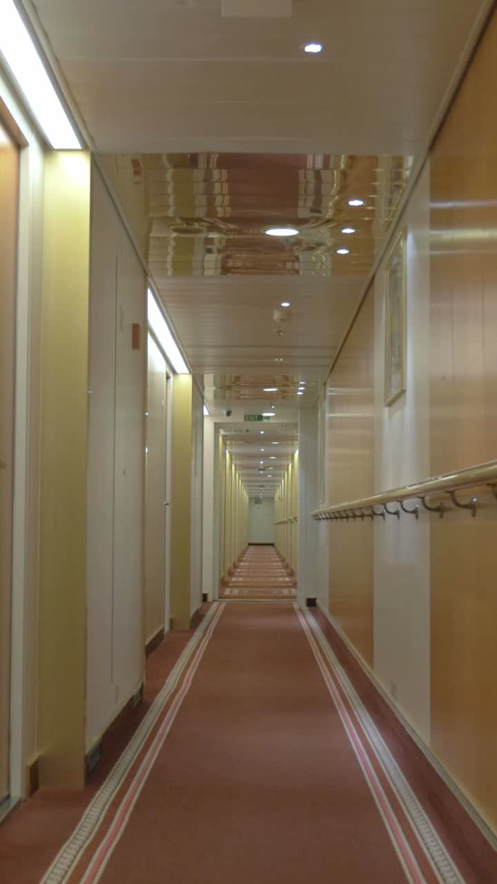pasillo de un buque de crucero