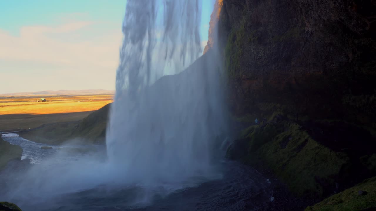 agua que fluye rápidamente desde la cascada de seljalandsfoss en islandia, tiro panorámico
