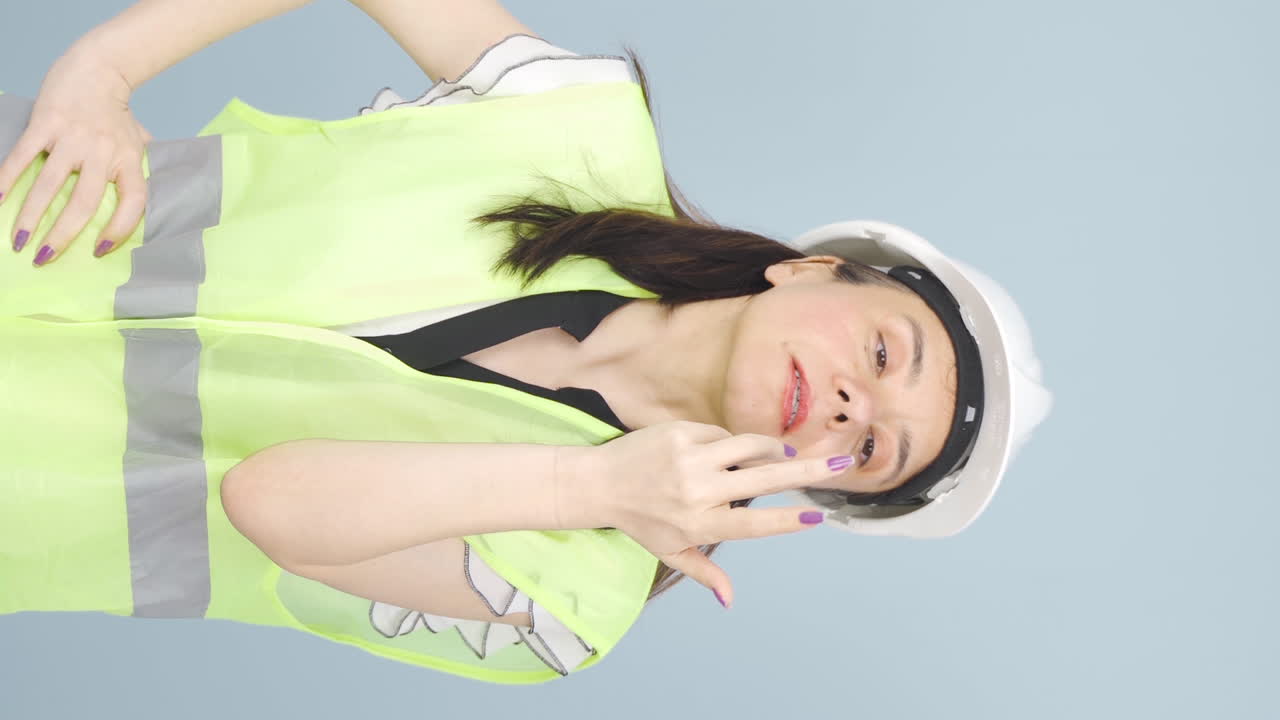 건설을 지켜보는 엔지니어의 수직 비디오는 사려 깊습니다.