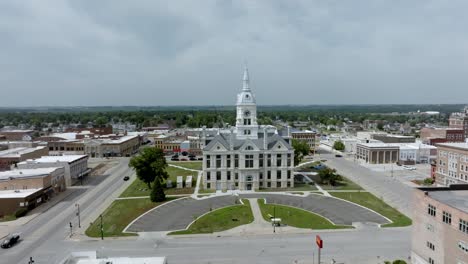 el histórico juzgado del condado de marshall en marshalltown, iowa con un video de avión no tripulado moviéndose en plano ancho